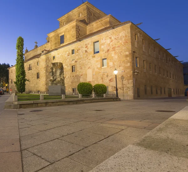 Edifícios medievais à noite na histórica cidade de Salamanca, S — Fotografia de Stock