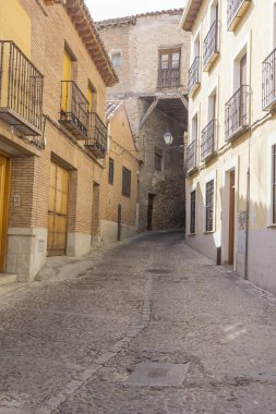 Toledo, İspanya tatil beldesi ortaçağ sokaklarında eski dar