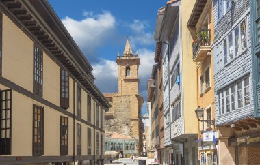 Oviedo street san yagız arka planda Kilisesi ile