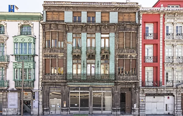 Hermosa fachada de edificio antiguo en el casco antiguo de la ciudad de A — Foto de Stock