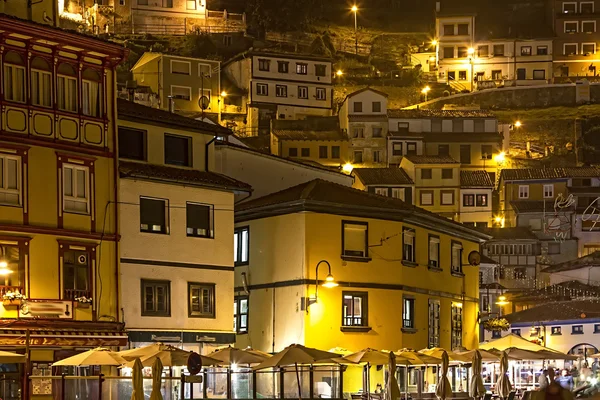 Cudillero, İspanya'nın turistik balıkçı köyü gece manzarası — Stok fotoğraf