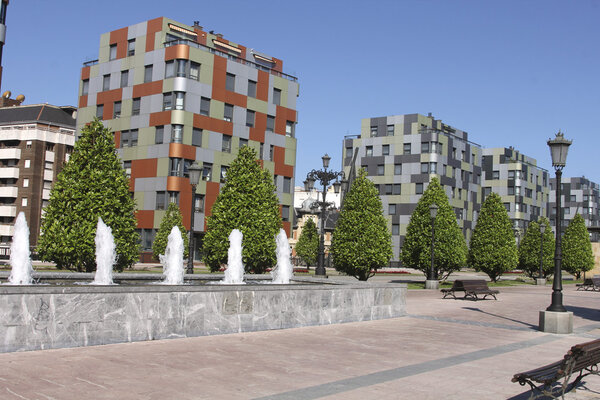 Улица и парк в городе Овьедо, Испания
