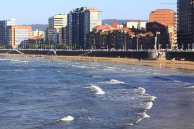 gijon, İspanya şehir içinde beyaz kum plaj