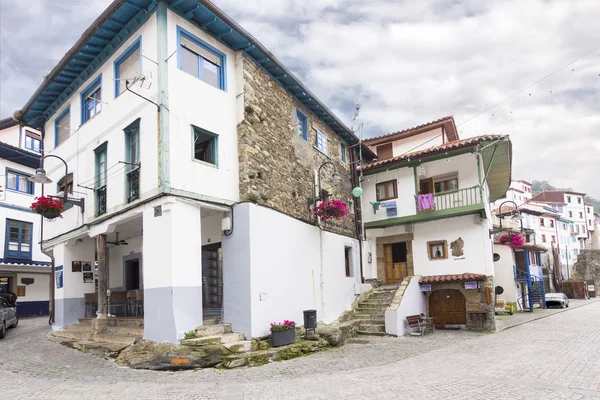 Vecchie case del centro storico di Cudillero, Spagna, villaggio di pescatori — Foto Stock