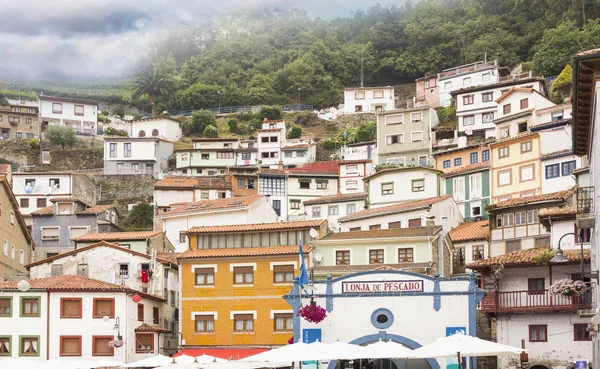 Casas de colores brillantes típicas de este pueblo turístico de pescadores —  Fotos de Stock