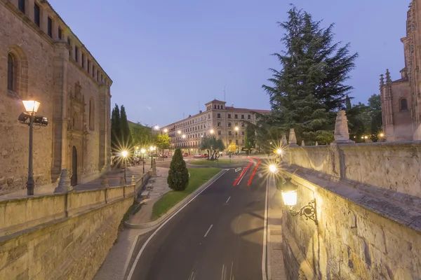 Edificios medievales por la noche en la histórica ciudad de Salamanca, S — Foto de Stock