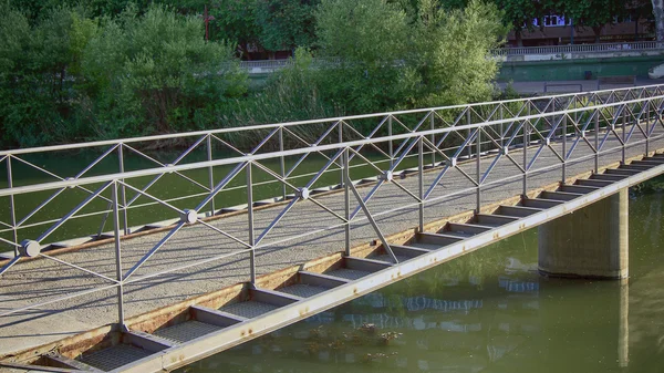 Σιδήρου και τσιμεντένια γέφυρα πάνω από ένα ποτάμι — Φωτογραφία Αρχείου