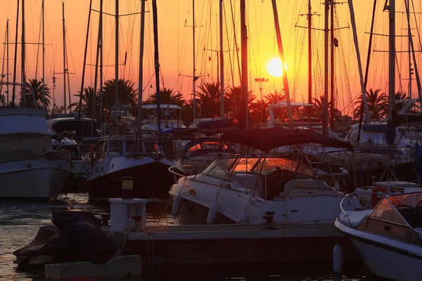 Mastsna av segelbåtar i solnedgången — Stockfoto