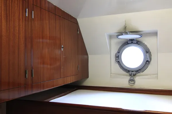 Small cabin with porthole on a ship — Stock Photo, Image