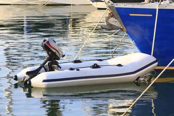 Kleine opblaasbare boot — Stockfoto