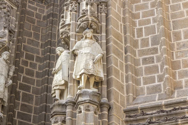 人雕像装饰的托莱多大教堂 — 图库照片