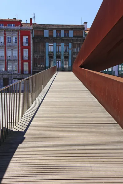 Ponte de ferro moderna sobre um rio — Fotografia de Stock