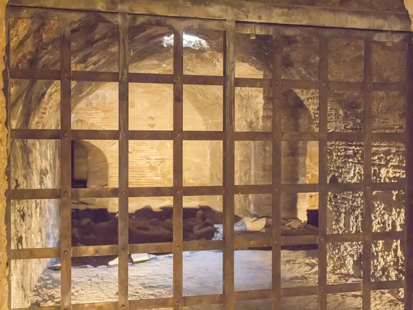 Altes Haus in der Felsenhöhle ausgegraben — Stockfoto