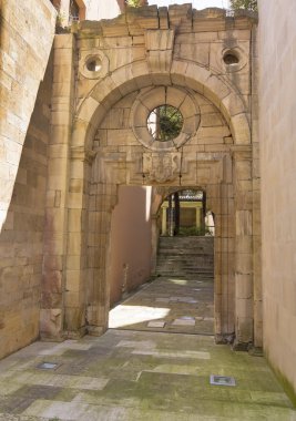 sokak koridoru kapsayan bir yay ile