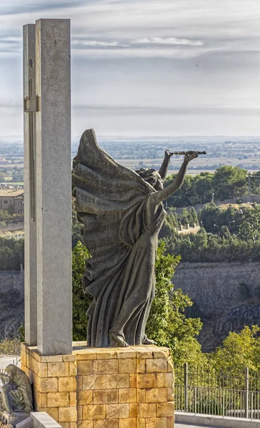 Impresionante monumento de una mujer con espada levantada —  Fotos de Stock