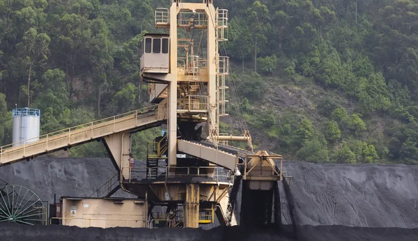 鉱山の石炭の巨大な油圧ショベル — ストック写真