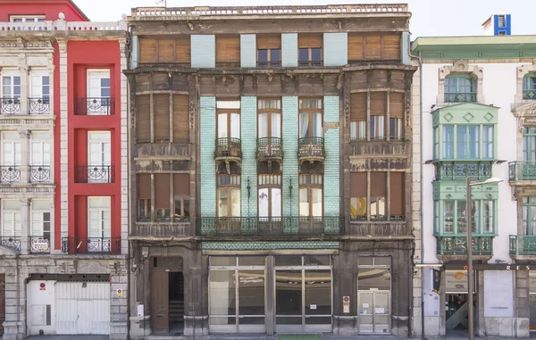 Hermosa fachada de edificio antiguo en el casco antiguo de la ciudad de A — Foto de Stock