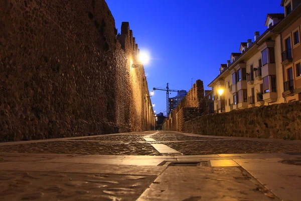 Imagen nocturna de las calles medievales de la ciudad de León, España — Foto de Stock
