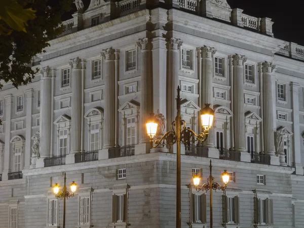 Nachtansicht des Ostpalastes in Madrid, Spanien — Stockfoto