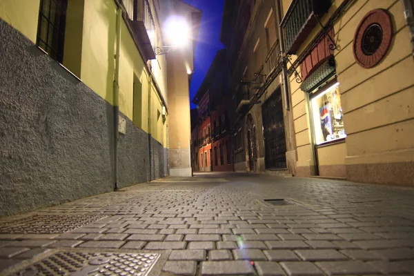 Imagen nocturna de las calles medievales de la ciudad de León, España — Foto de Stock