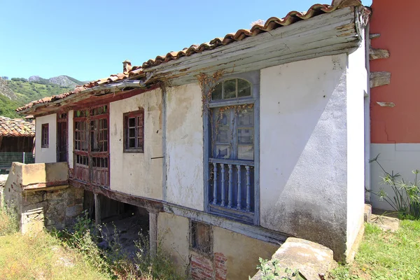 Casa antigua abandonada en las montañas — Foto de Stock