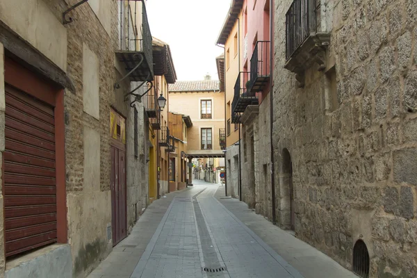 Rua estreita e típica da cidade de Tordesillas, Espanha — Fotografia de Stock