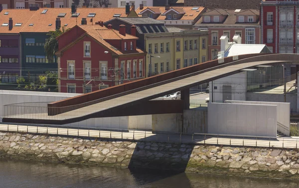 Moderne eiserne Brücke über einen Fluss — Stockfoto