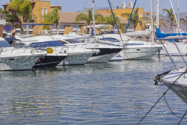 Små segelbåtar förtöjda i en marina — Stockfoto