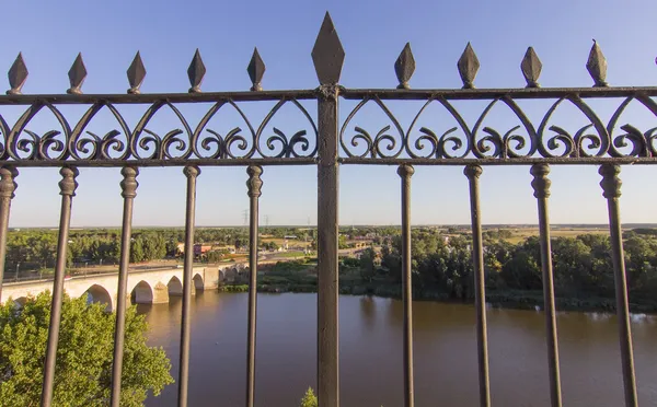 Eleganter Eisenzaun mit Blick auf einen Fluss — Stockfoto
