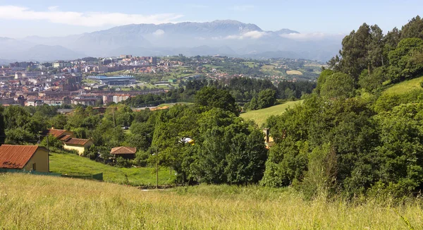 Oversigt over byen Oviedo i Asturien, Spanien - Stock-foto