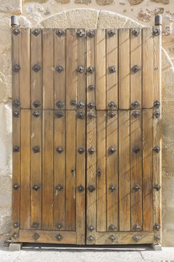 eski ahşap kapı ile demir süsler