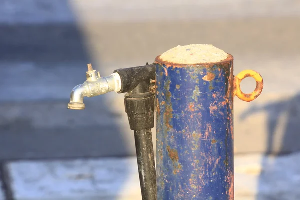 Apoyo con un grifo de agua —  Fotos de Stock