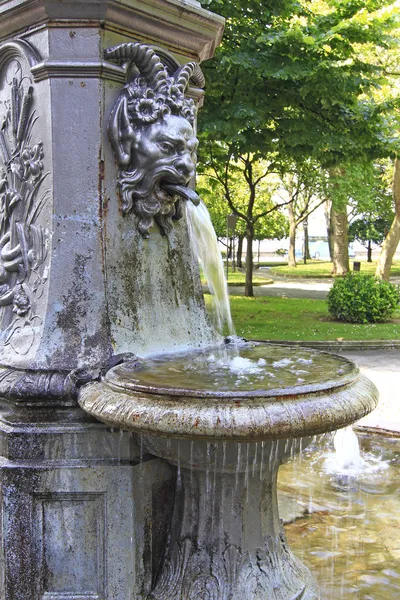 Fuente decorada con cabeza de león de bronce — Foto de Stock