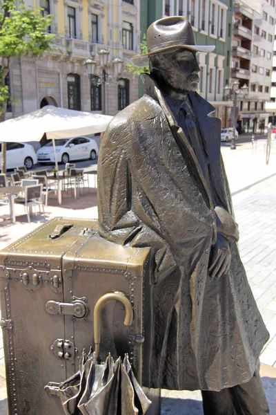 Statue eines reisenden Mannes mit Gepäck — Stockfoto