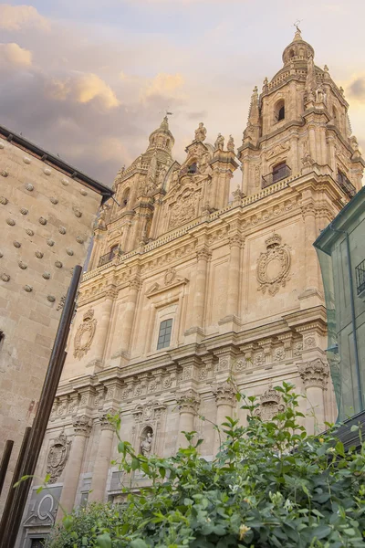 Gevel van het beroemde huis van de schelpen van salamanca, Spanje — Stockfoto