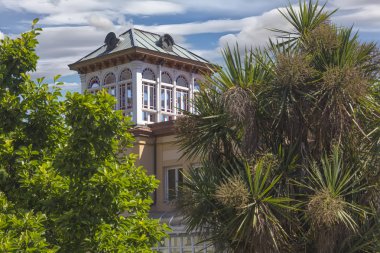 çok penceresi olan eski ahşap bina