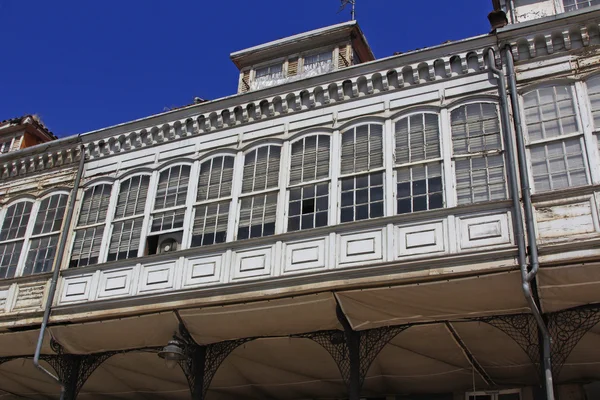 Maisons en bois blanc avec de grandes fenêtres typiques du Nord de s — Photo