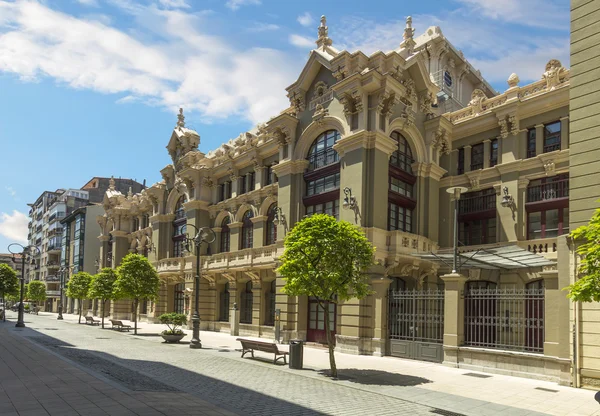 Mooie gevel van het oude gebouw in de oude van de stad van een — Stockfoto