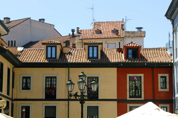 Casas coloridas na cidade velha de Oviedo, Espanha — Fotografia de Stock