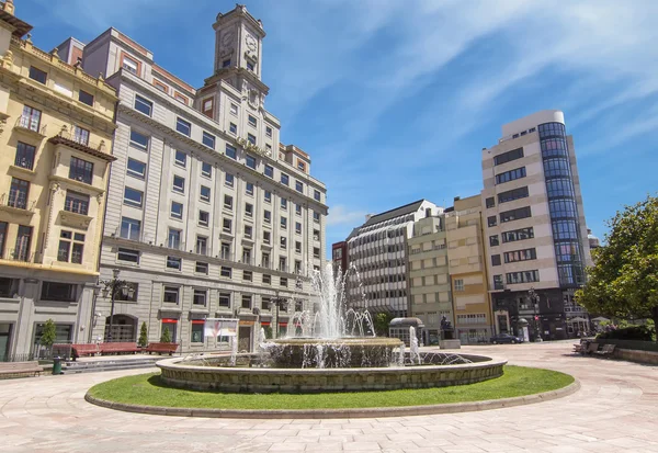 Street i park w mieście oviedo, Hiszpania — Zdjęcie stockowe