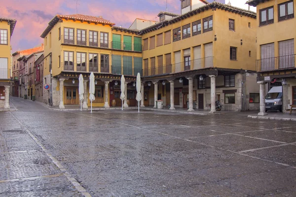 Praça principal antiga com arcadas após a chuva em Tordesilhas, Spai — Fotografia de Stock