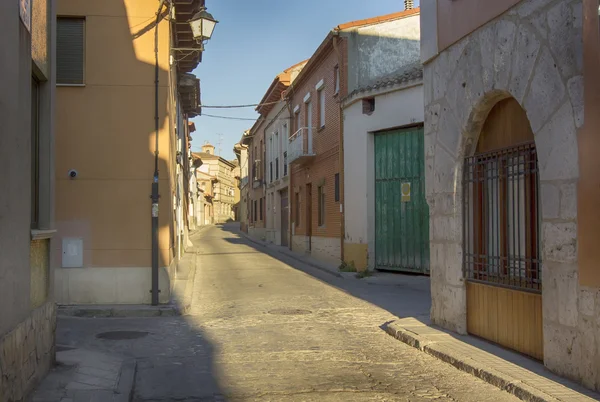 Narrow and typical street of the town of Tordesillas, Spain — Stock Photo, Image