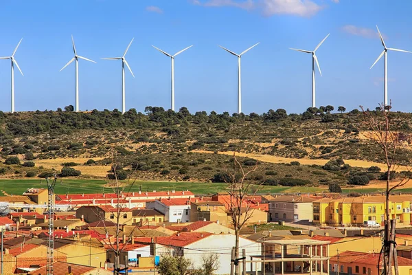 Yel değirmenleri Rüzgar enerjisi ile köy — Stok fotoğraf