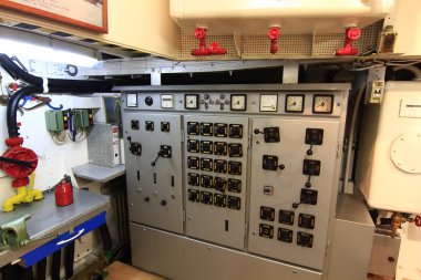 bir gemi elektrik kontrol odası