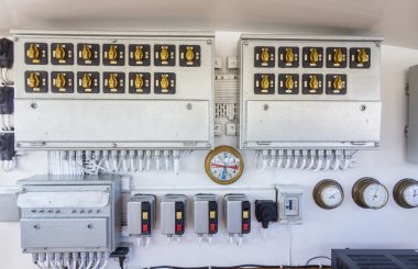 bir gemi elektrik kontrol odası