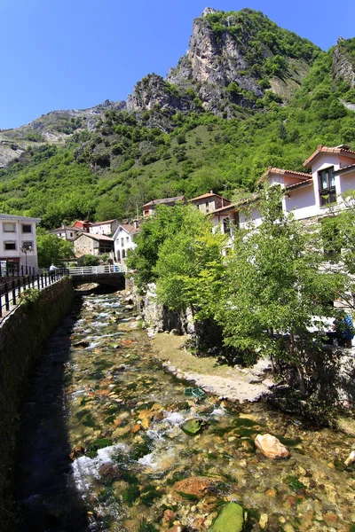 Yüksek dağ köyü, pola somiedo, asturias, İspanya — Stok fotoğraf