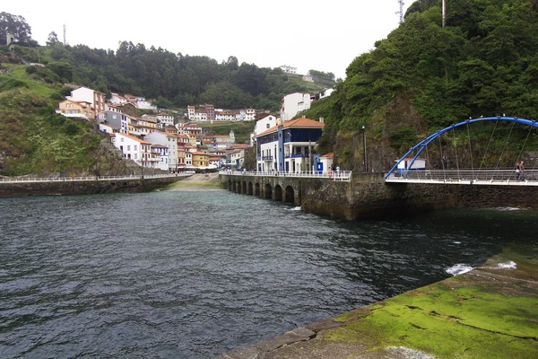 Ingang van de zee van het vissersdorp van cudillero in spa — Stockfoto