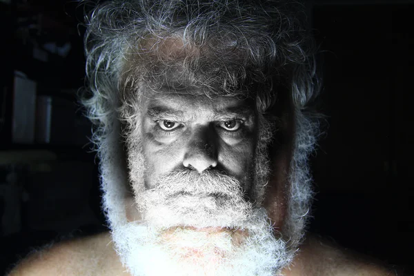 Starsze brodaty mężczyzna z gniewną twarz patrząc — Zdjęcie stockowe