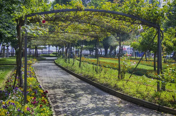 Pier park i Avilés spain — Stockfoto