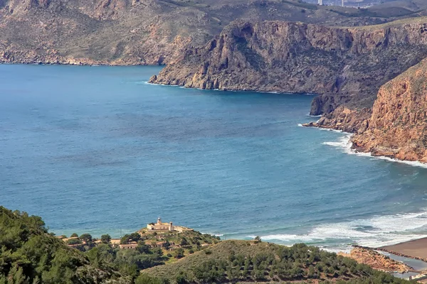 Прибрежный пейзаж с голубым морем и красивыми скалами — стоковое фото